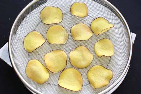 揚げ上がったさつまいも