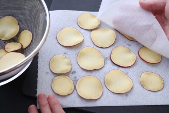 さつまいもの水気をしっかり拭き取る
