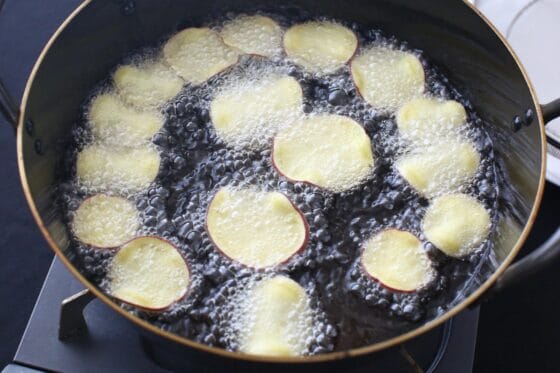 さつまいもを色づかないようにじっくり揚げる