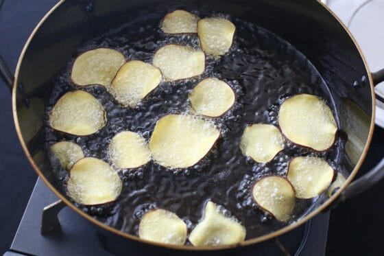 さつまいもを160℃の油に入れる