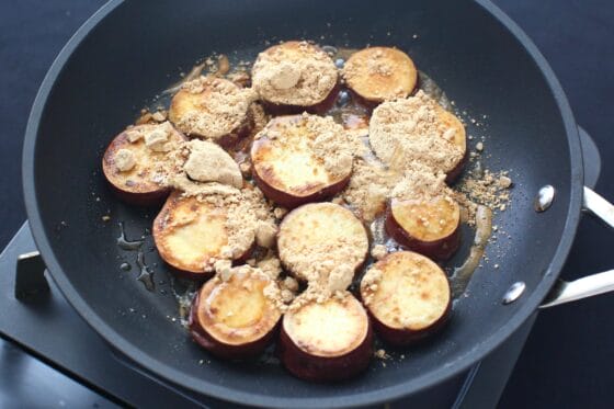 焼いたさつまいもにきな粉とはちみつと塩を加える