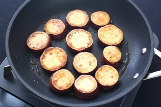 さつまいもをこんがりと焼く