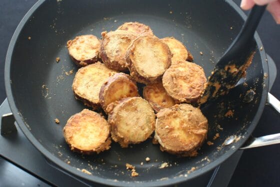 さつまいもときなこを混ぜる