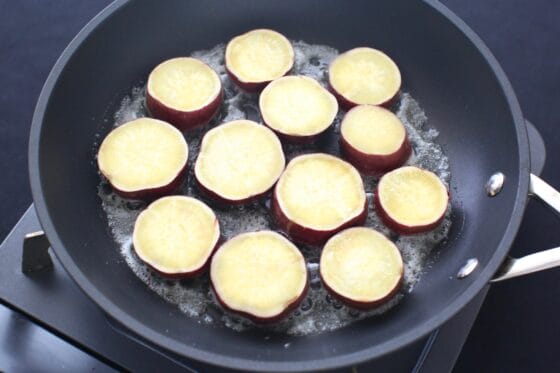 バターを溶かしたフライパンにさつまいもを並べる