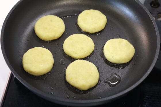 フライパンでさつまいものおやきを焼き始める