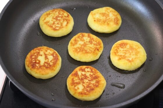 両面をこんがり焼いたさつまいものおやき