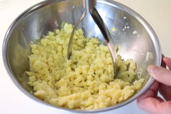 茹でたさつまいもをボウルでなめらかにつぶす