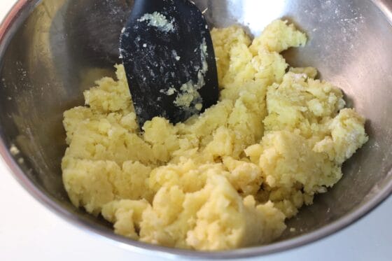 砂糖と塩、小麦粉を加えて生地を混ぜる