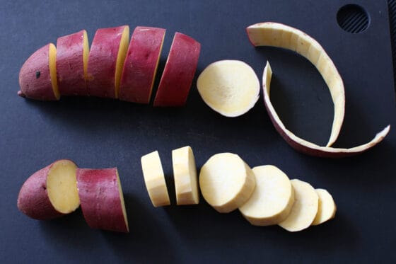 さつまいもの皮をむき、輪切りにする下ごしらえ