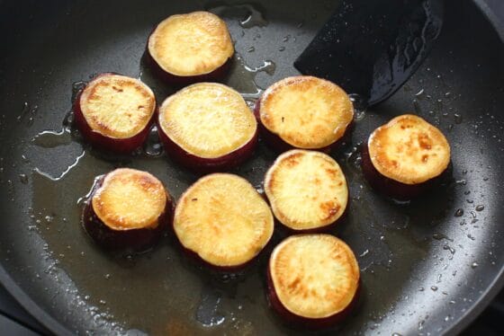 バターがなじんださつまいもに塩を加えて混ぜる