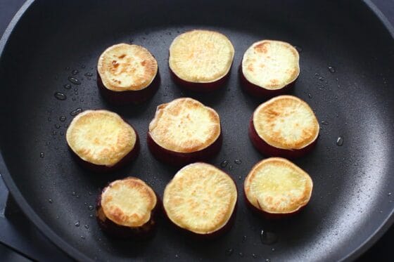 さつまいもを片面焼いて焼き色をつける