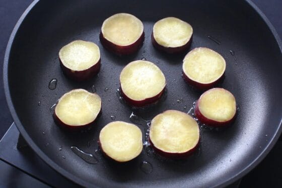 フライパンでさつまいもを重ならないように焼く
