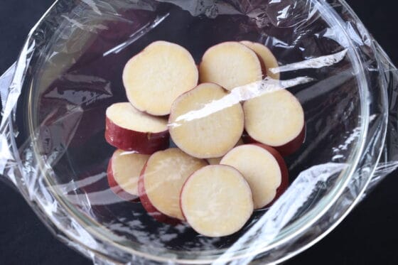 輪切りにしたさつまいもを耐熱容器で加熱する