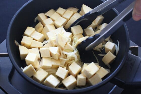 さつまいもを加えて油をまわす