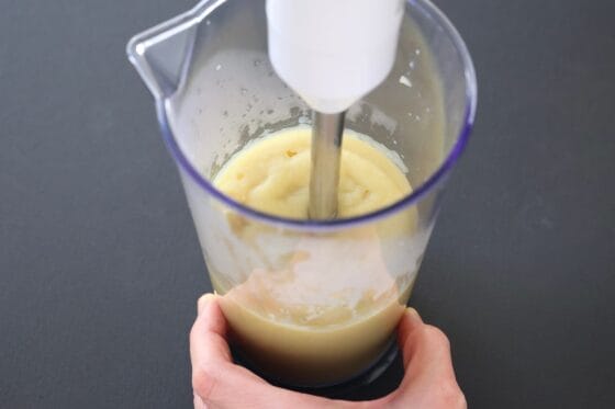 さつまいもスープをブレンダーでなめらかにする