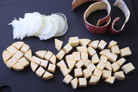 さつまいもと玉ねぎを切る