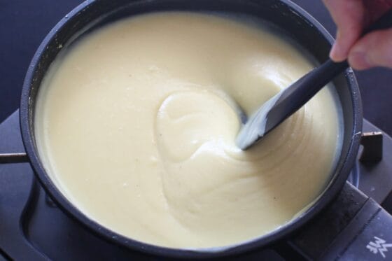 生クリームを加えてさつまいもスープを仕上げる