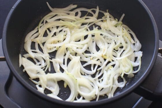 玉ねぎをバターで炒める