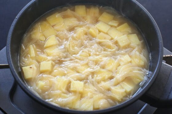 煮終えたさつまいもスープを冷ます