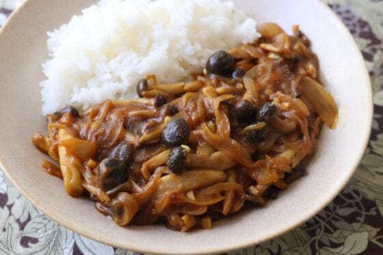 しめじカレーのレシピ｜肉なしでも満足感のある香ばし仕上げ