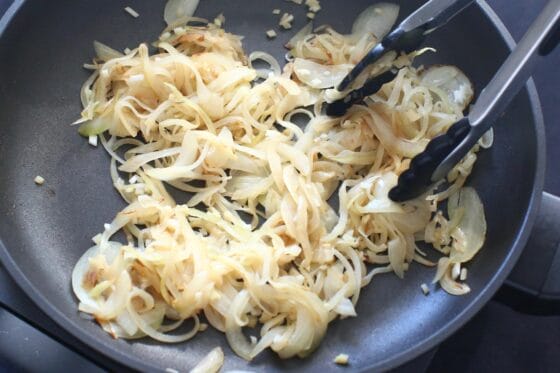 にんにくと生姜を加える