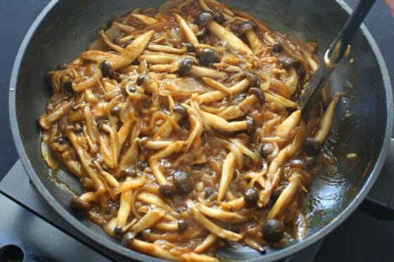 全体をなじませるように仕上げの混ぜ込みをしているしめじカレー