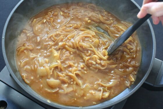 カレールウが溶け始めてとろみが出てきた状態