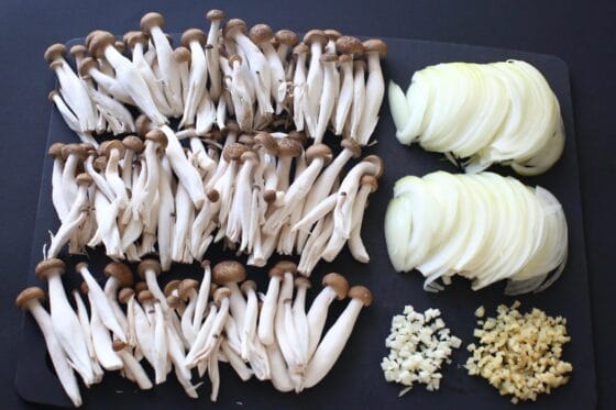 しめじを小房に分け、玉ねぎと薬味を切る