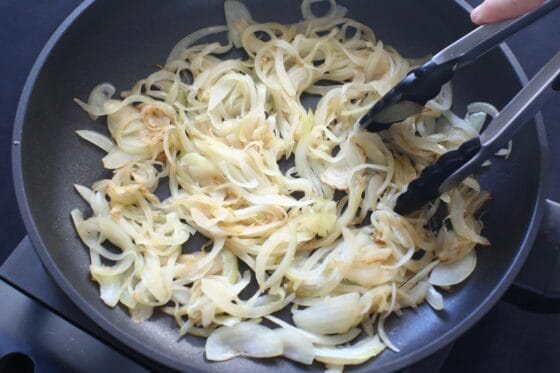 玉ねぎがうっすら色づくまで炒める