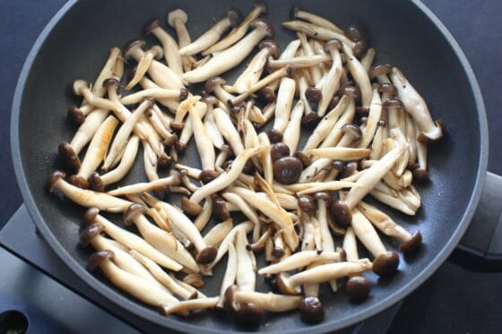 しめじに焼き色をつけながら炒める