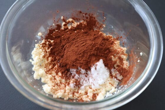 豆腐にココアパウダーと砂糖を加えたところ