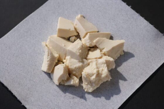 絹ごし豆腐を手で大きめに砕いた状態