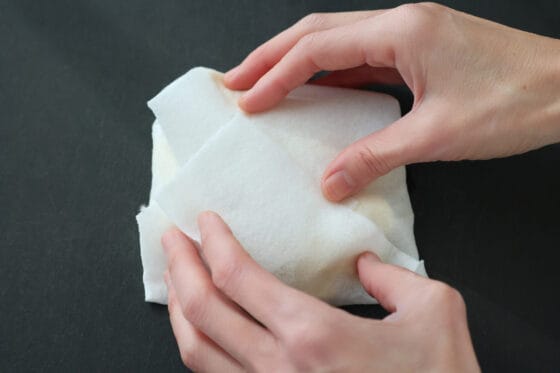 絹ごし豆腐をキッチンペーパーで包み水分を取る