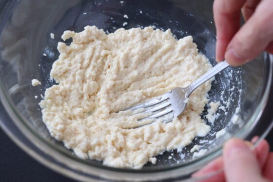 ボウルで豆腐をフォークでなめらかに潰す