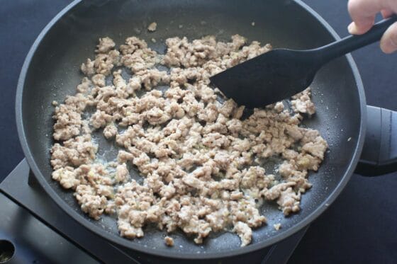 生姜の香りを移した油で鶏ひき肉をほぐしながら炒める