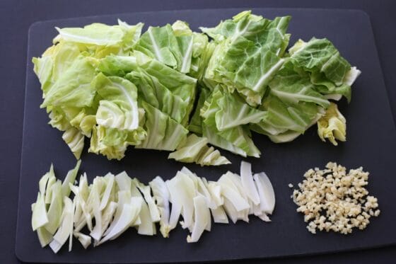 鶏ひき肉とキャベツ、生姜を炒め物用に切り分ける下ごしらえ