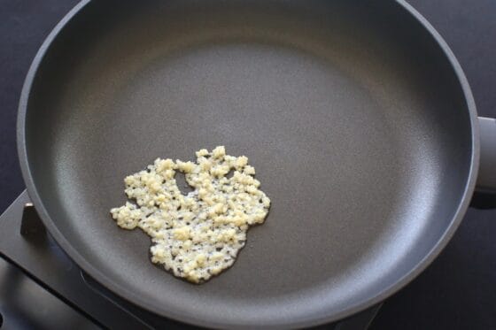 フライパンで生姜のみじん切りを油で炒めて香りを立たせる