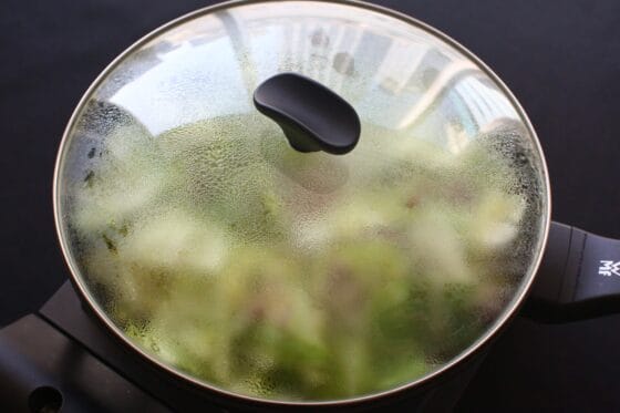 フタをして鶏ひき肉とキャベツを蒸し焼きにする工程