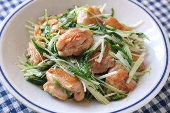 鶏肉と水菜のにんにくバター炒め｜シャキシャキ食感の簡単おかずレシピ