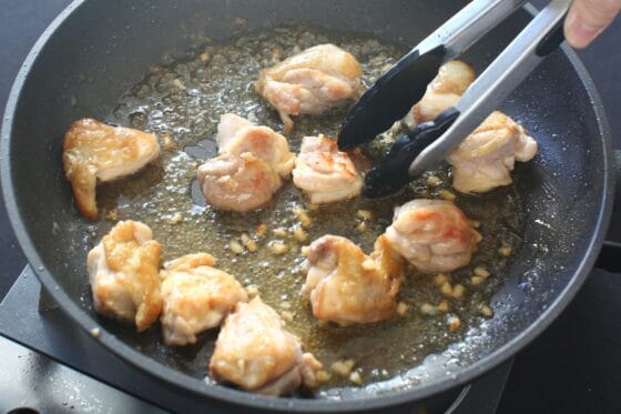 バターと醤油を加えて鶏肉に絡める