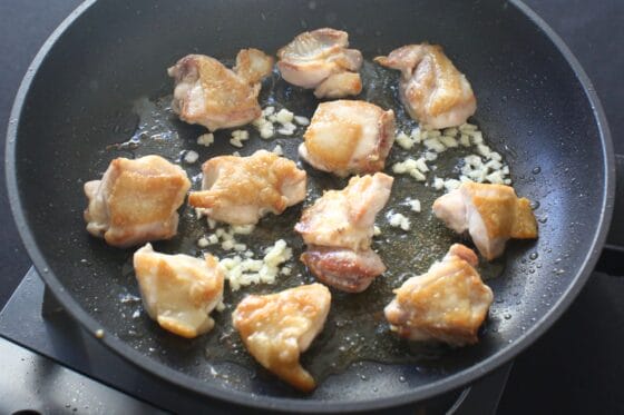 にんにくを鍋肌に加えて炒める