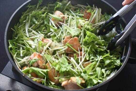 水菜を加えて味が付いた鶏肉を混ぜる