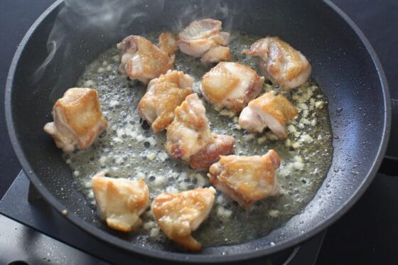 白ワインを加えてアルコールを飛ばす