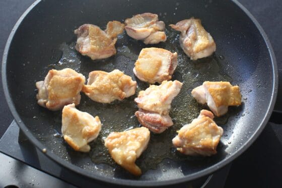 鶏肉をオリーブオイルでこんがりと焼く