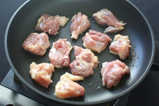 鶏肉をフライパンに並べる
