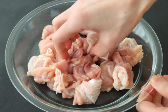 鶏肉を切って塩をまぶす