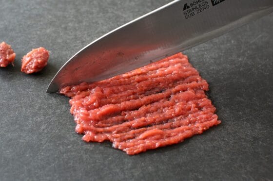 梅干しの種を取り除いて包丁で叩く