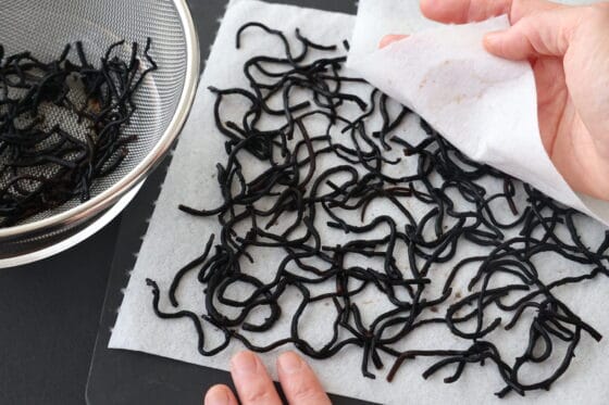 ひじきの水気を取る