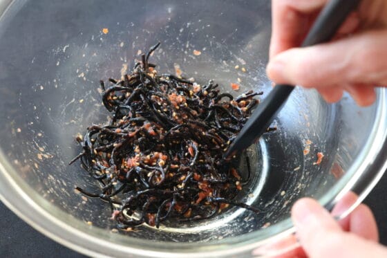 梅衣とひじきを和える