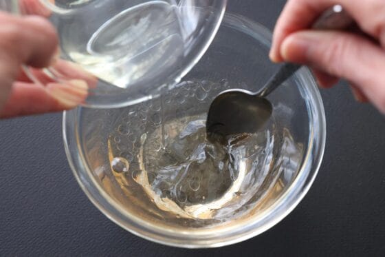 砂糖を混ぜた梅酢にサラダ油を少しずつ加えて混ぜる